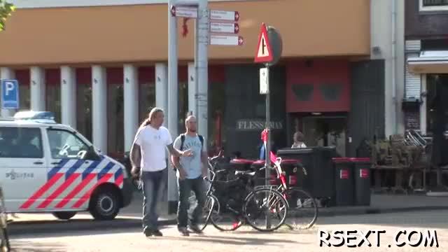 Black hotty sucks a large pole